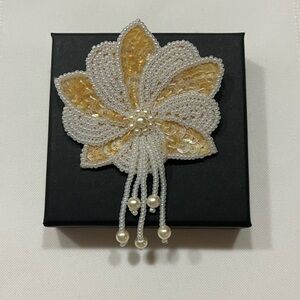 Vintage beaded Sequin Blossom Pin
Flower Floral Brooch